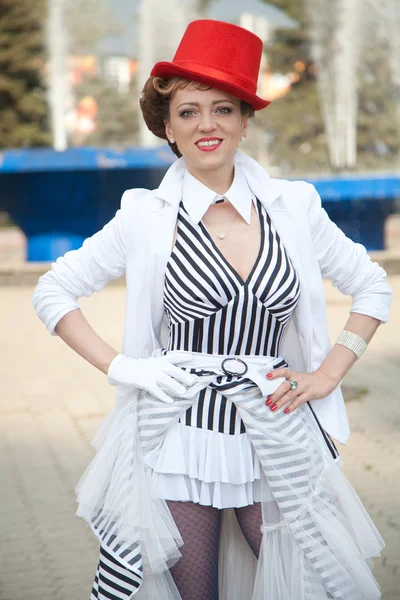 Artiste de cirque femme au chapeau rouge — Photo