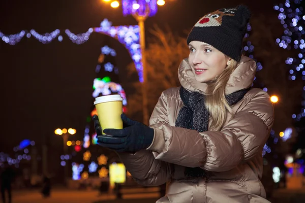 Hermosa chica rubia en el fondo con luces en la calle en —  Fotos de Stock