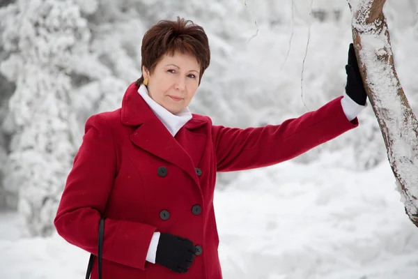 Привлекательная пожилая женщина в зимнем снежном парке — стоковое фото