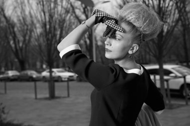 Sokak sonbaharda retro tarzı zarif sarışın kadın