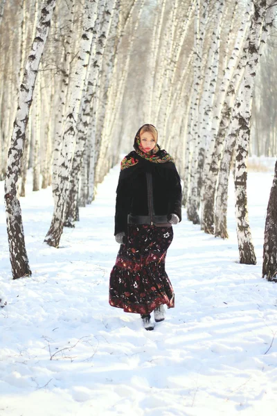 Beauté russe dans la forêt de bouleaux d'hiver — Photo