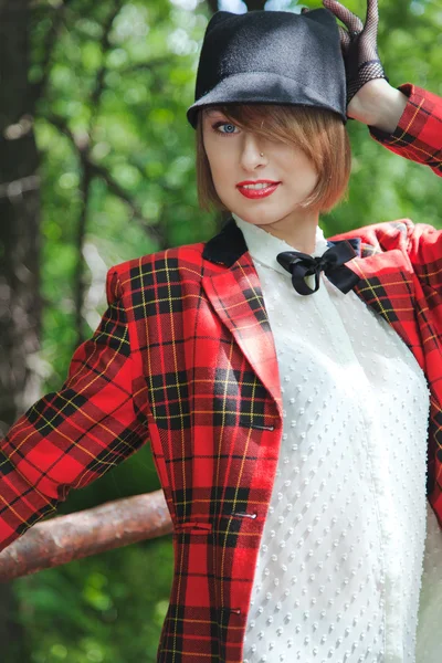 Mooie jonge vrouw in Amazone pak wandelingen in het bos — Stockfoto