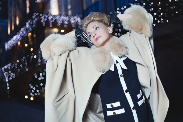 Mujer rubia elegante en estilo retro en una noche de otoño al aire libre — Foto de Stock