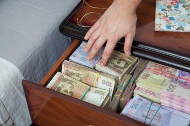 Başucundaki para için el ulaşır