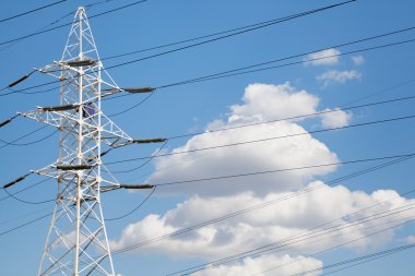 Güç iletim hatları mavi gökyüzüne karşı