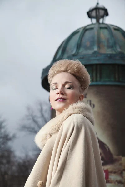 Elegante blonde vrouw in retro stijl in het najaar straat — Stockfoto