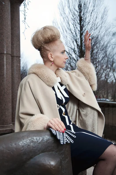 Elegante blonde vrouw in retro stijl op het najaar straat — Stockfoto