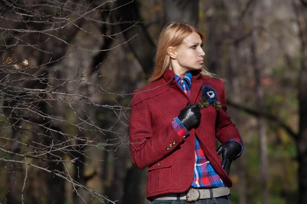 Hermosa mujer rubia en chaqueta de tweed y guantes de cuero en aut — Foto de Stock