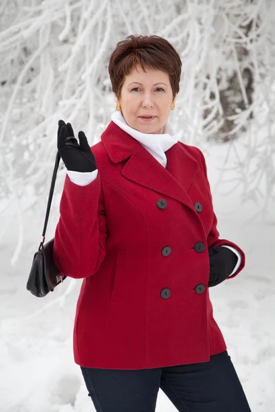 Belle femme âgée sur la rue enneigée d'hiver — Photo