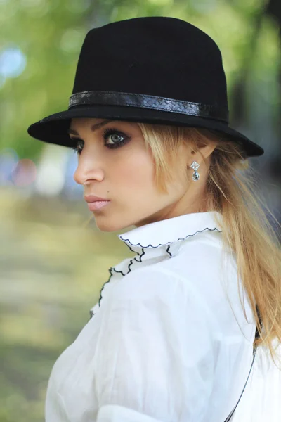 Profile of a girl in black hat — Stock Photo, Image