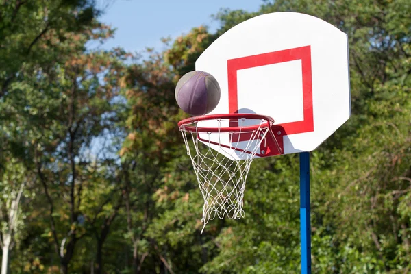 Basketbalový míč letí do kruhu — Stock fotografie