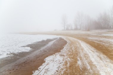 Sandy plaj kışın siste Irmak