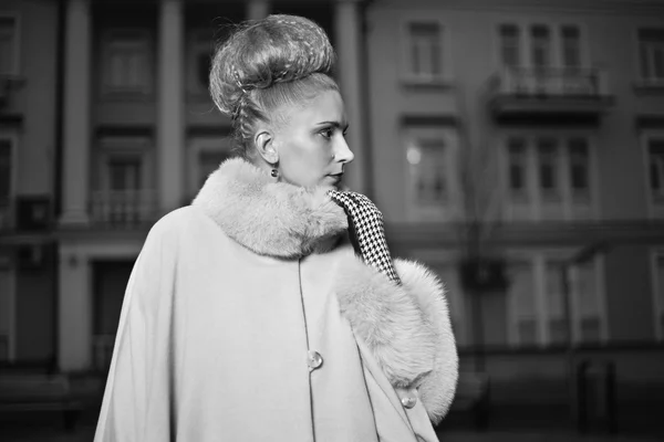 Mujer rubia elegante en estilo retro en una noche de otoño al aire libre — Foto de Stock