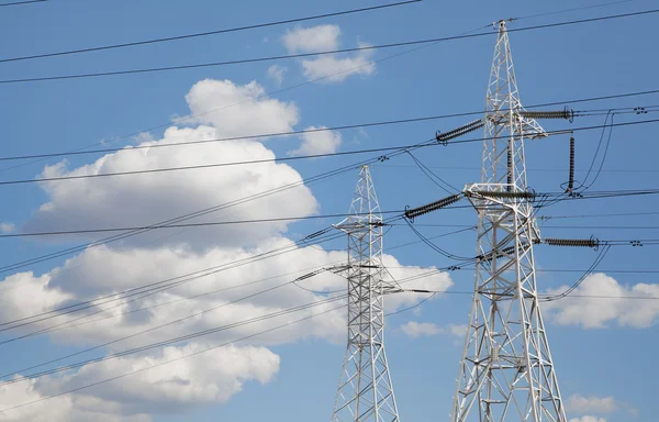 Líneas de transmisión de energía contra el cielo azul —  Fotos de Stock