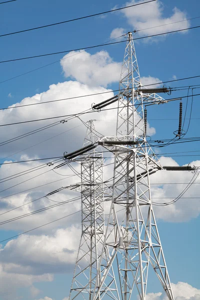 Linhas de transmissão de energia contra o céu azul — Fotografia de Stock