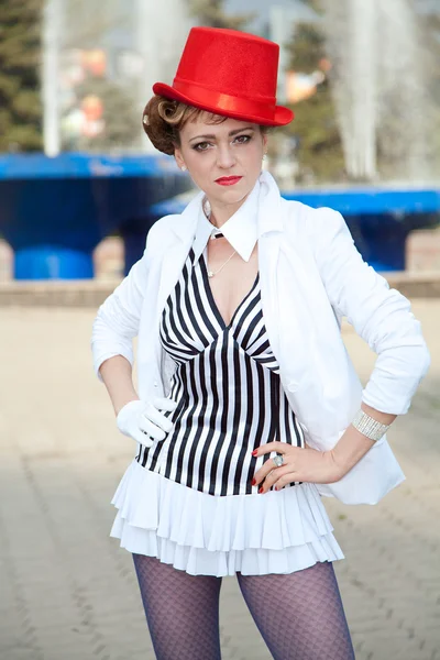 Circo artista donna in cappello rosso — Foto Stock