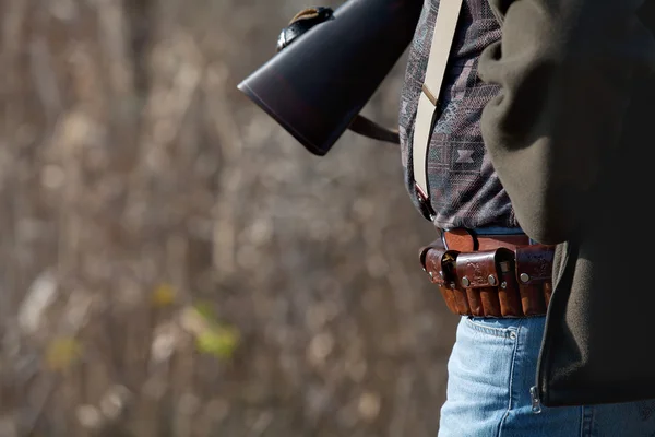 Jäger trägt Munitionsgürtel — Stockfoto