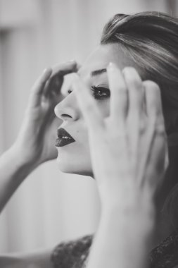 Aynadaki genç kadın