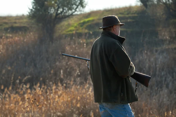 Jäger mit Gewehr und Hut — Stockfoto