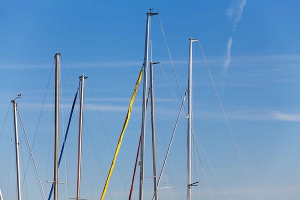 Щогли яхт на фоні блакитного неба — стокове фото