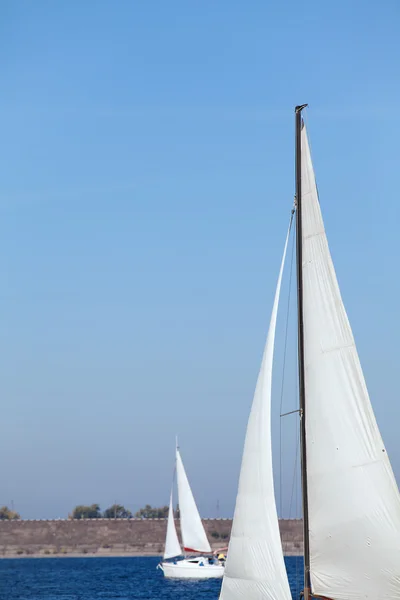 Baraj tarafından yelkenlileri float — Stok fotoğraf