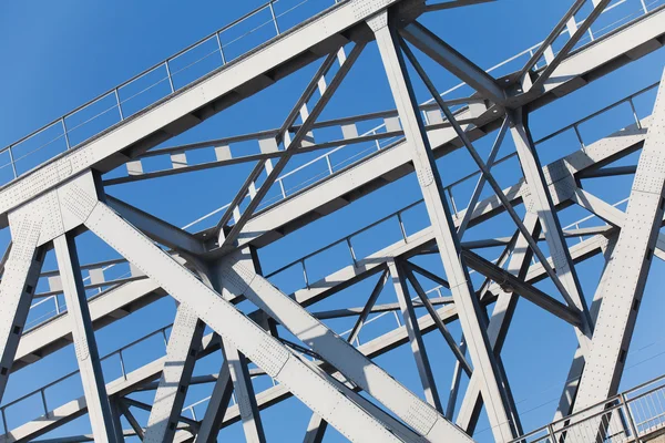 Bouw truss bridge op de achtergrond van de blauwe hemel — Stockfoto
