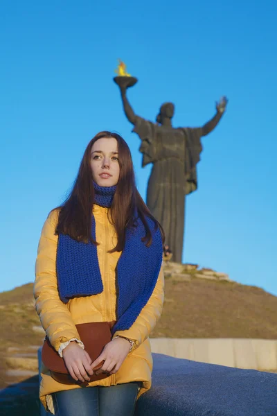 Young girl dressed in Ukrainian national colors against blue sky — Stock Photo, Image