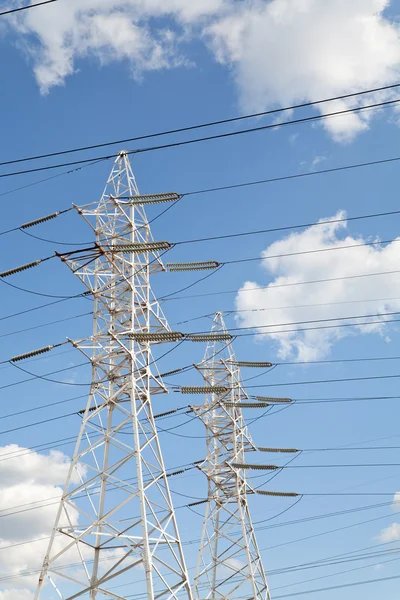 Líneas de transmisión de energía contra el cielo azul — Foto de Stock