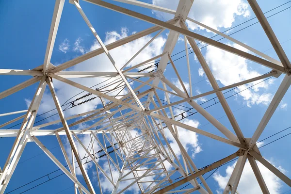 Lignes de transmission d'énergie en vue du bas contre le ciel bleu — Photo