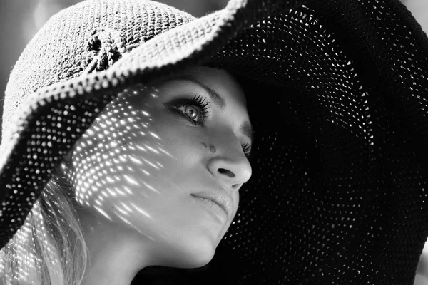 Portrait d'une belle fille dans un chapeau tricoté — Photo