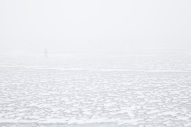 Donmuş nehir üzerinde siste balıkçıların siluetleri
