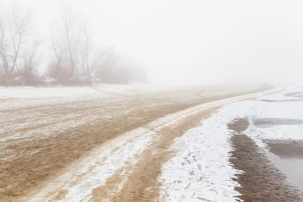 Sandy beach by the river in the fog in winter — Stock Photo, Image