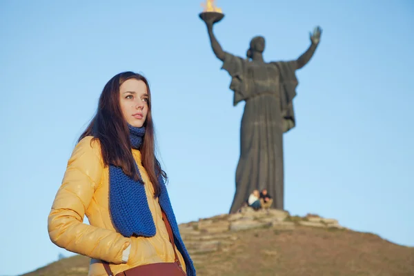 Giovane ragazza vestita con colori nazionali ucraini contro il cielo blu — Foto Stock