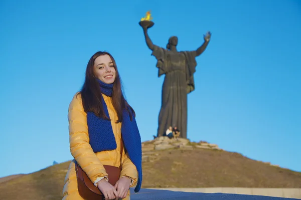 Giovane ragazza vestita con colori nazionali ucraini contro il cielo blu — Foto Stock