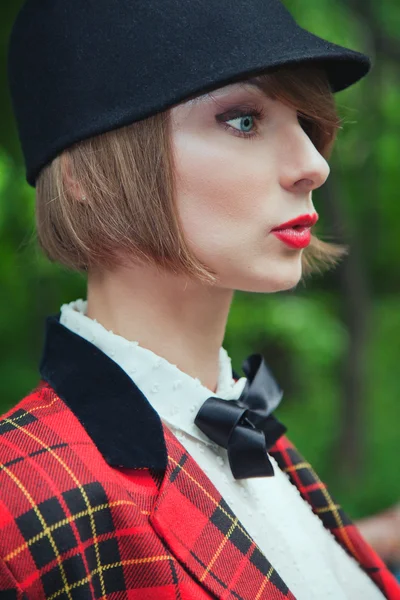 Close-up portrait in profile of beautiful young woman in horsewo — Stock Photo, Image