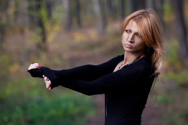 Beautiful mysterious girl in the autumn forest — Stock Photo, Image