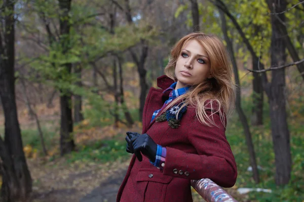 Hermosa mujer rubia con chaqueta y guantes de cuero en otoño fo —  Fotos de Stock