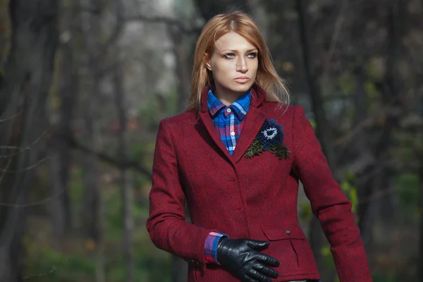 Mulher loira bonita em tweed jaqueta e luvas de couro em aut — Fotografia de Stock