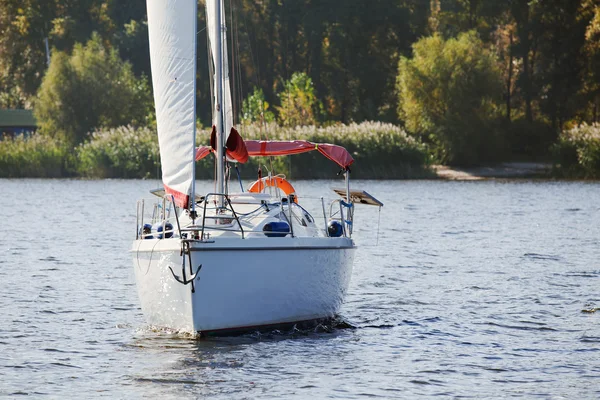 Yacht à voile sur le rivage en automne — Photo