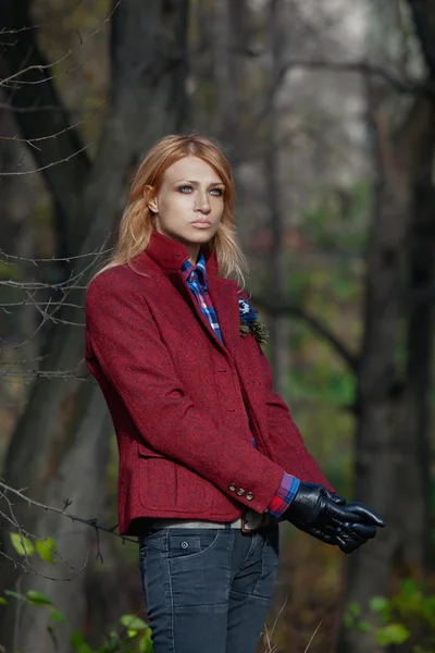 Hermosa mujer rubia en chaqueta de tweed y guantes de cuero en aut —  Fotos de Stock
