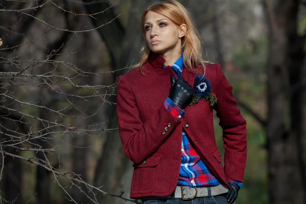 Hermosa mujer rubia en chaqueta de tweed y guantes de cuero en aut —  Fotos de Stock