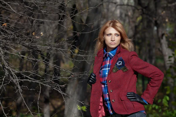 Hermosa mujer rubia en chaqueta de tweed y guantes de cuero en aut — Foto de Stock