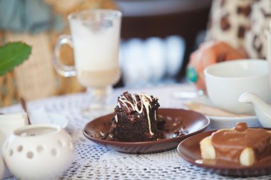 bir tabakta çikolatalı pasta dilimi