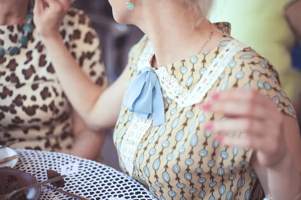 Beautiful girl in romantic dress at table in cafe — Stock Photo, Image