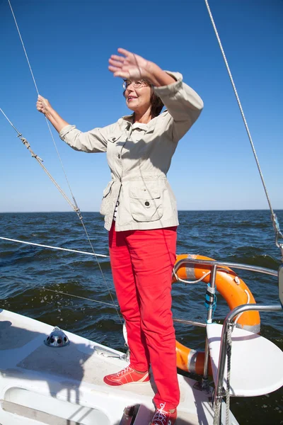 Mujer mayor navegante en un yate de vela —  Fotos de Stock