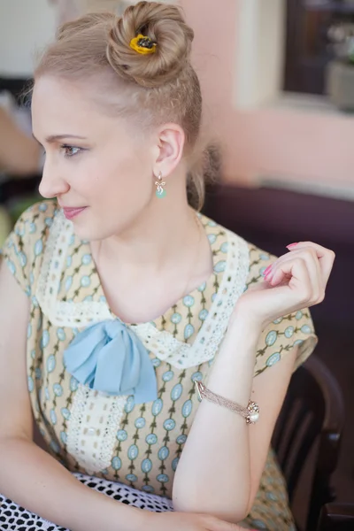 Menina loira romântica bonita em estilo retro — Fotografia de Stock