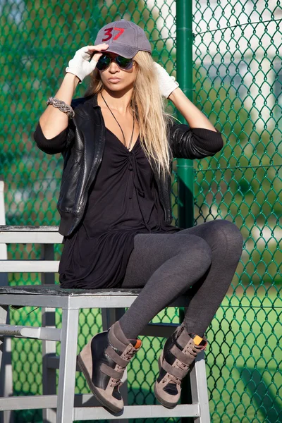 Atractiva rubia en gafas de sol y gorra de béisbol —  Fotos de Stock