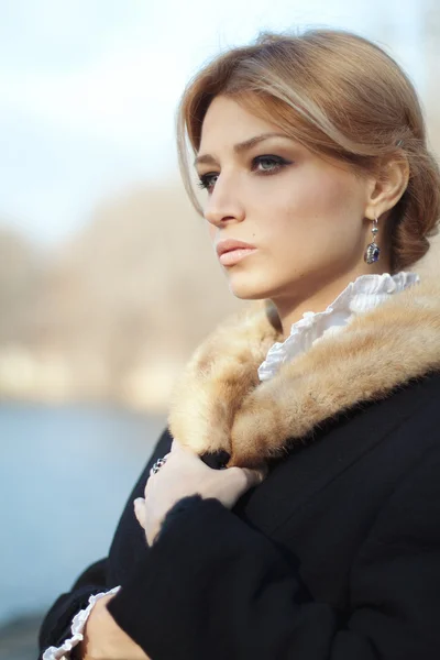 Portrait de femme du siècle dernier au jour d'automne — Photo