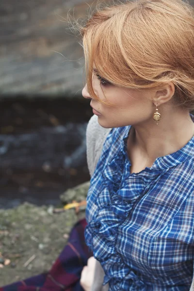 Retrato de cerca en el perfil de la mujer en estilo retro al aire libre — Foto de Stock