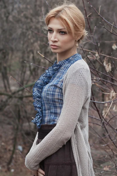 Portrait de femme dans un style rétro extérieur — Photo